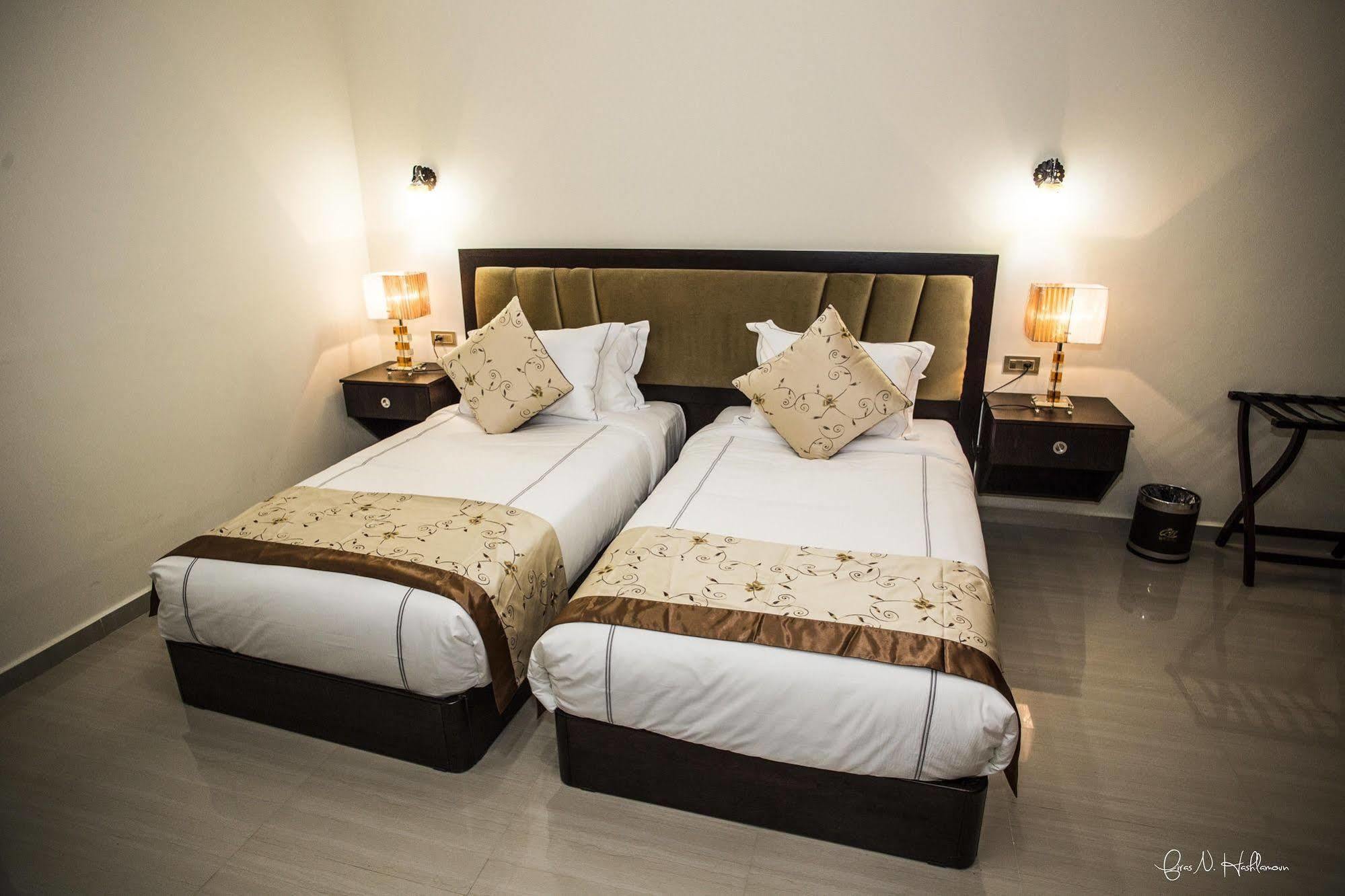 Queen Plaza Hotel Hebron Eksteriør bilde